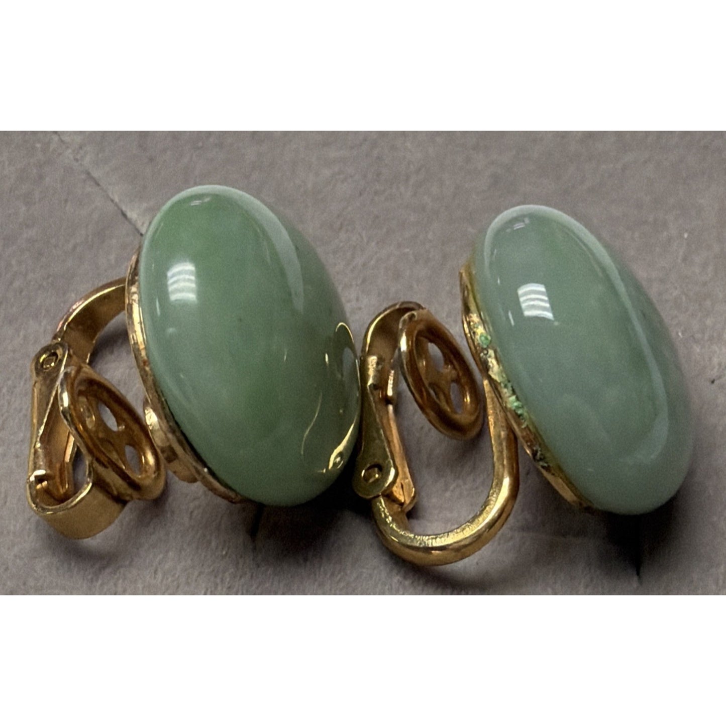Vintage Crown Trifari Jade Green Glass Cabochon Clip Earrings Gold Tone Round As