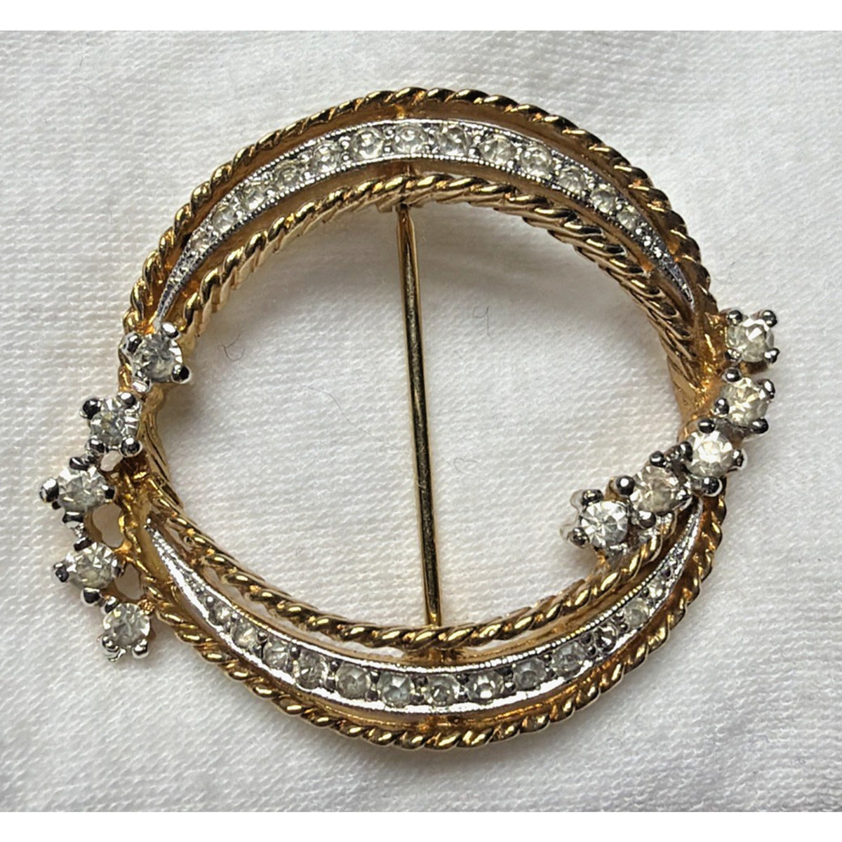 Vintage Van Dell Gold Tone Rhinestone Circle Wreath Brooch Pin