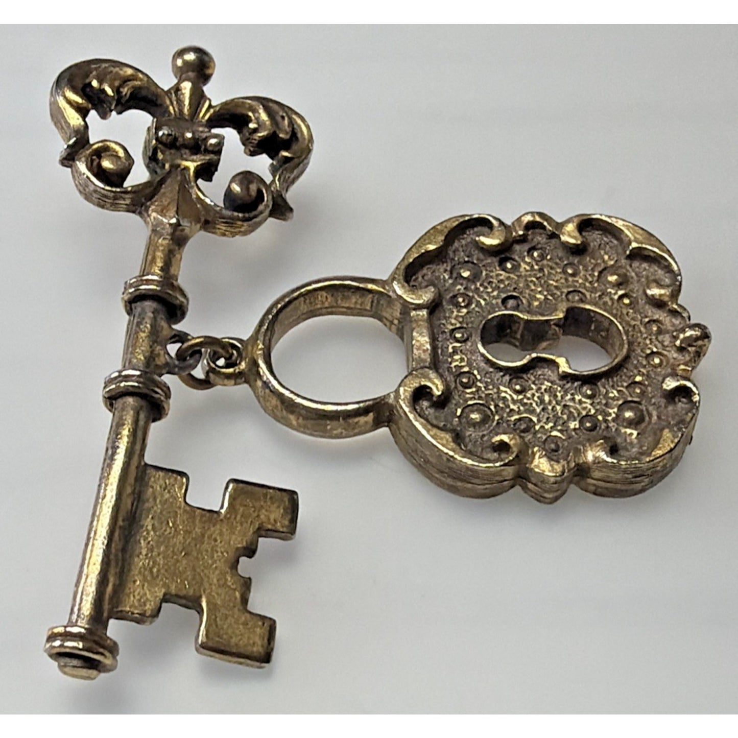 Vintage Bronze Gold Tone Ornate Skeleton Key Brooch Pin Hanging Padlock