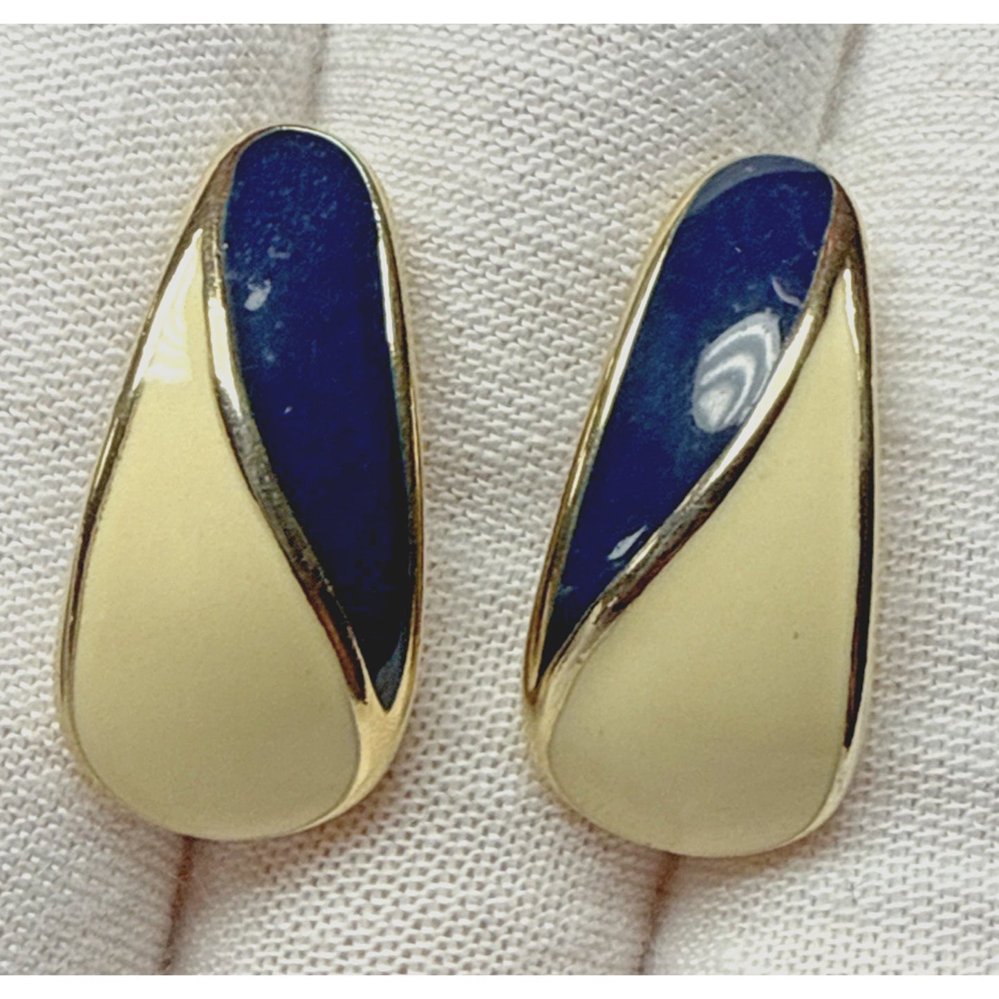 Vintage Crown Trifari Gold Tone Enamel Cream White Navy Blue Clip On Earrings