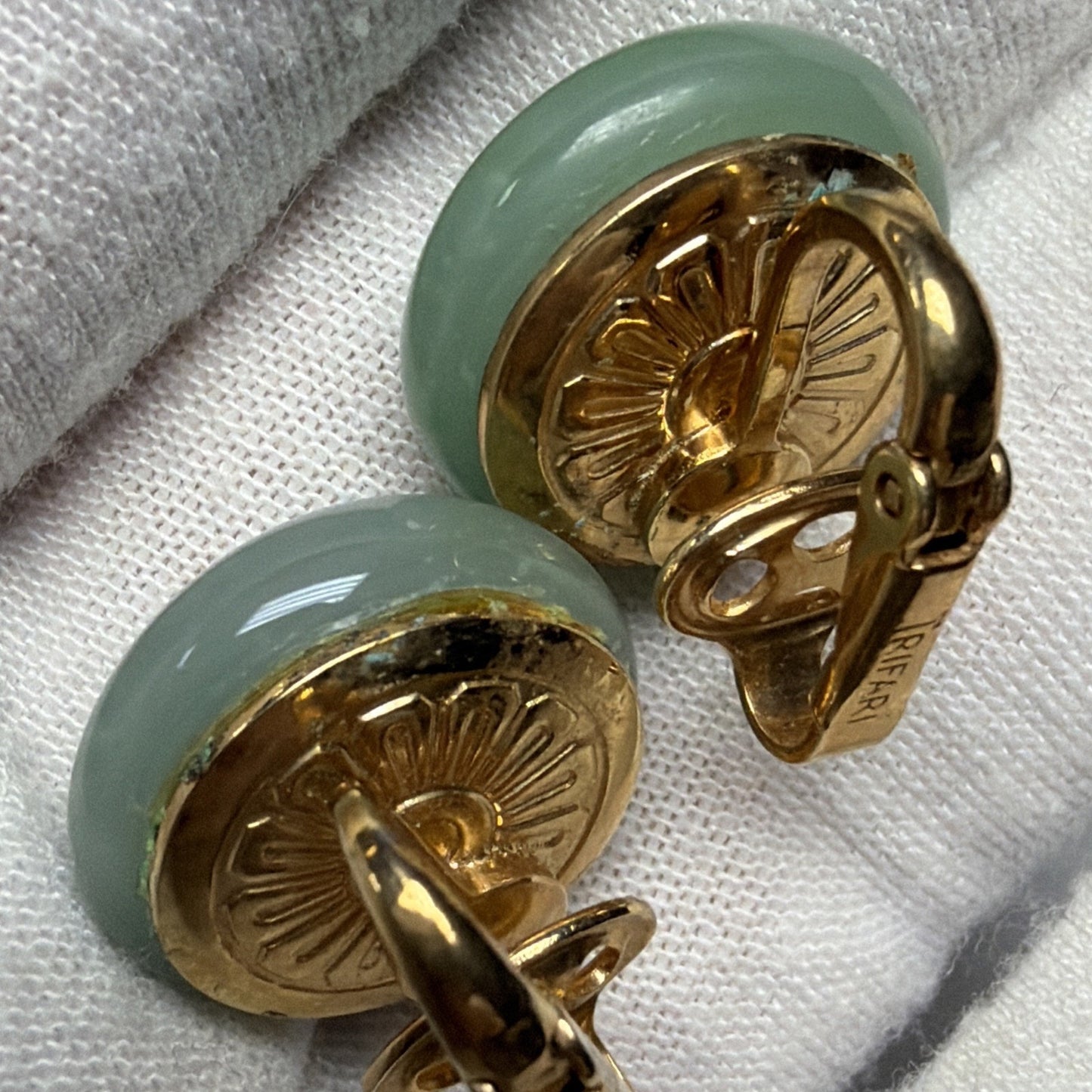 Vintage Crown Trifari Jade Green Glass Cabochon Clip Earrings Gold Tone Round As
