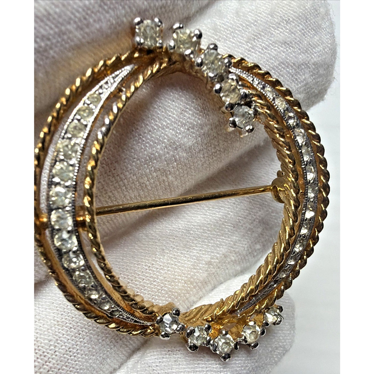 Vintage Van Dell Gold Tone Rhinestone Circle Wreath Brooch Pin