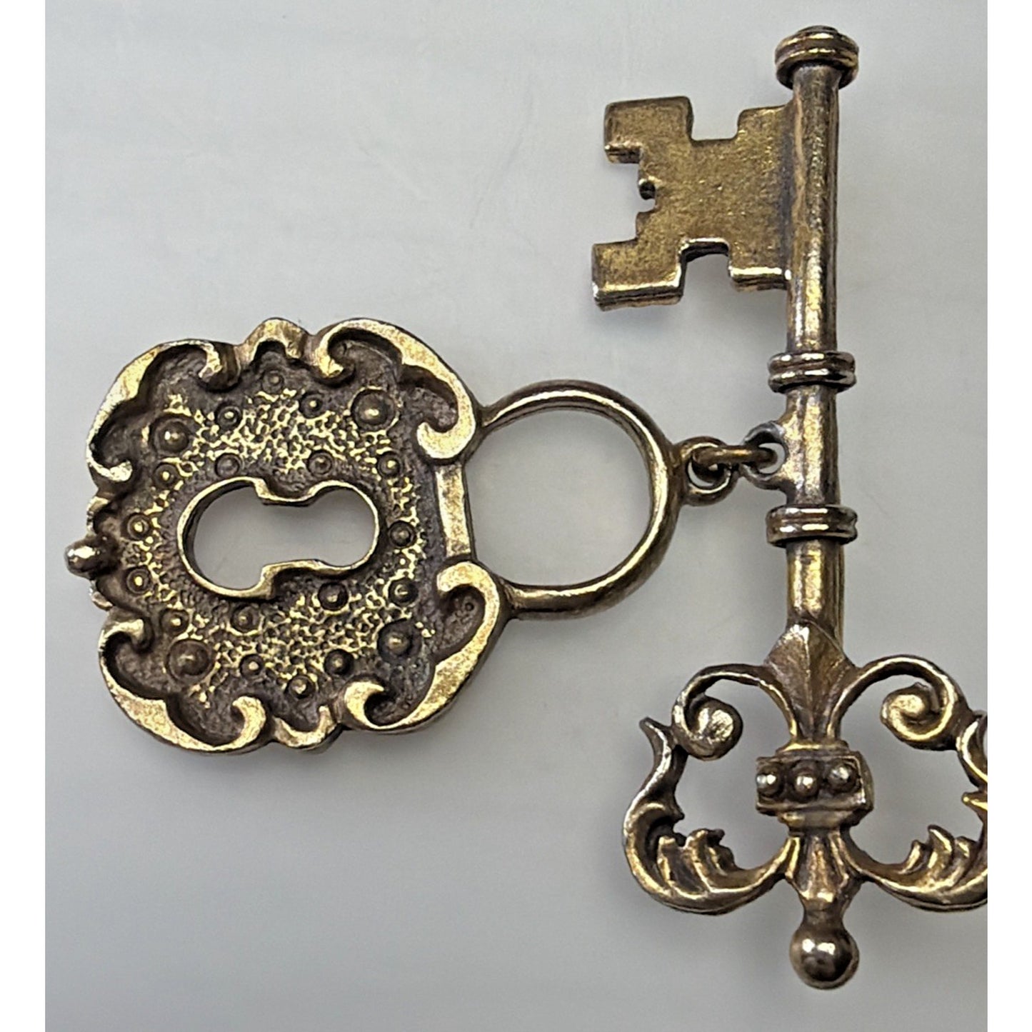 Vintage Bronze Gold Tone Ornate Skeleton Key Brooch Pin Hanging Padlock