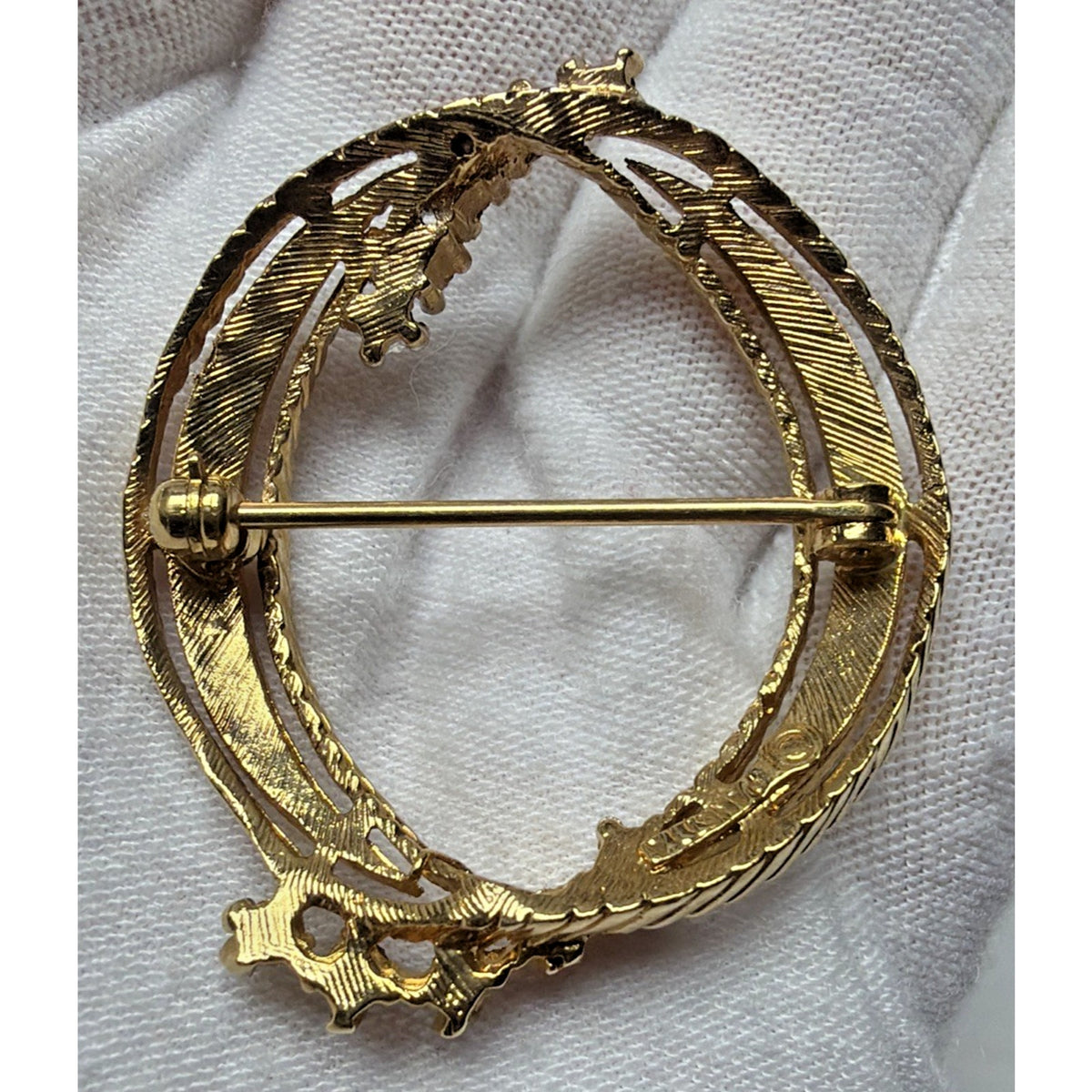 Vintage Van Dell Gold Tone Rhinestone Circle Wreath Brooch Pin