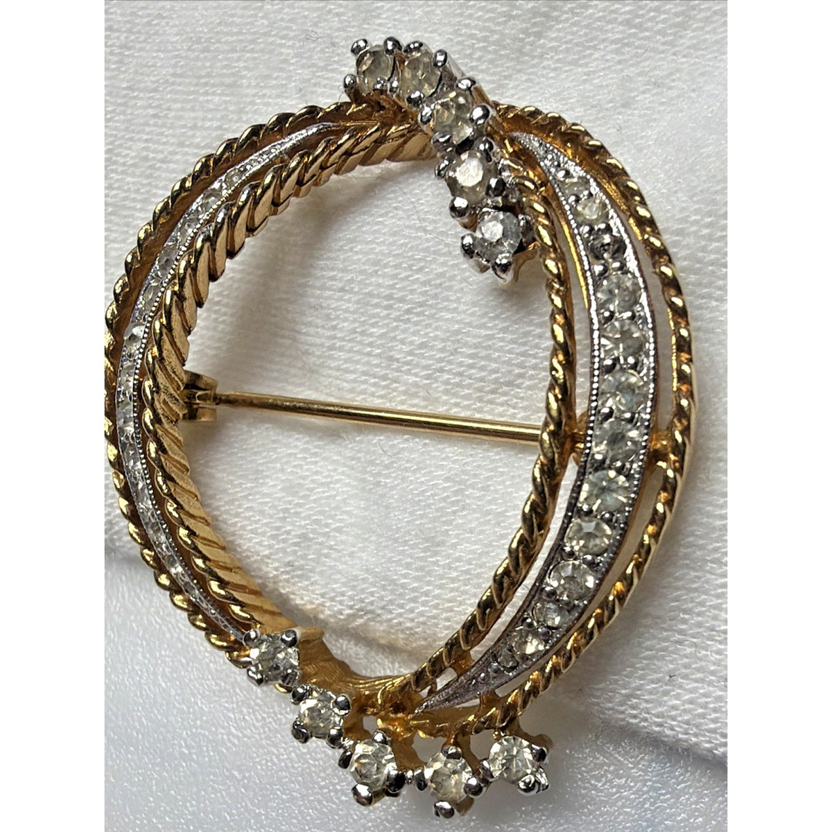 Vintage Van Dell Gold Tone Rhinestone Circle Wreath Brooch Pin