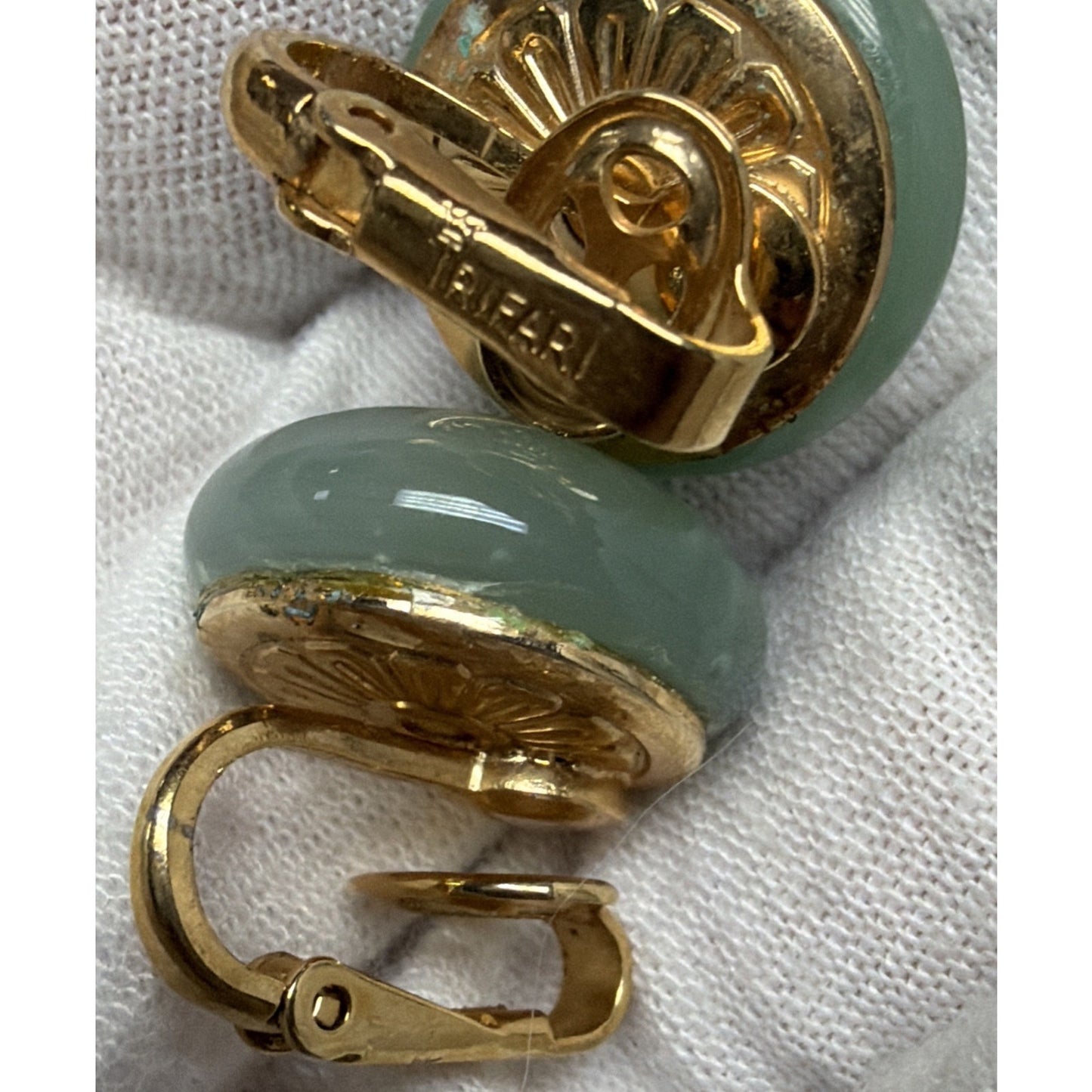 Vintage Crown Trifari Jade Green Glass Cabochon Clip Earrings Gold Tone Round As