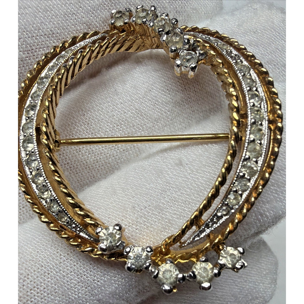 Vintage Van Dell Gold Tone Rhinestone Circle Wreath Brooch Pin