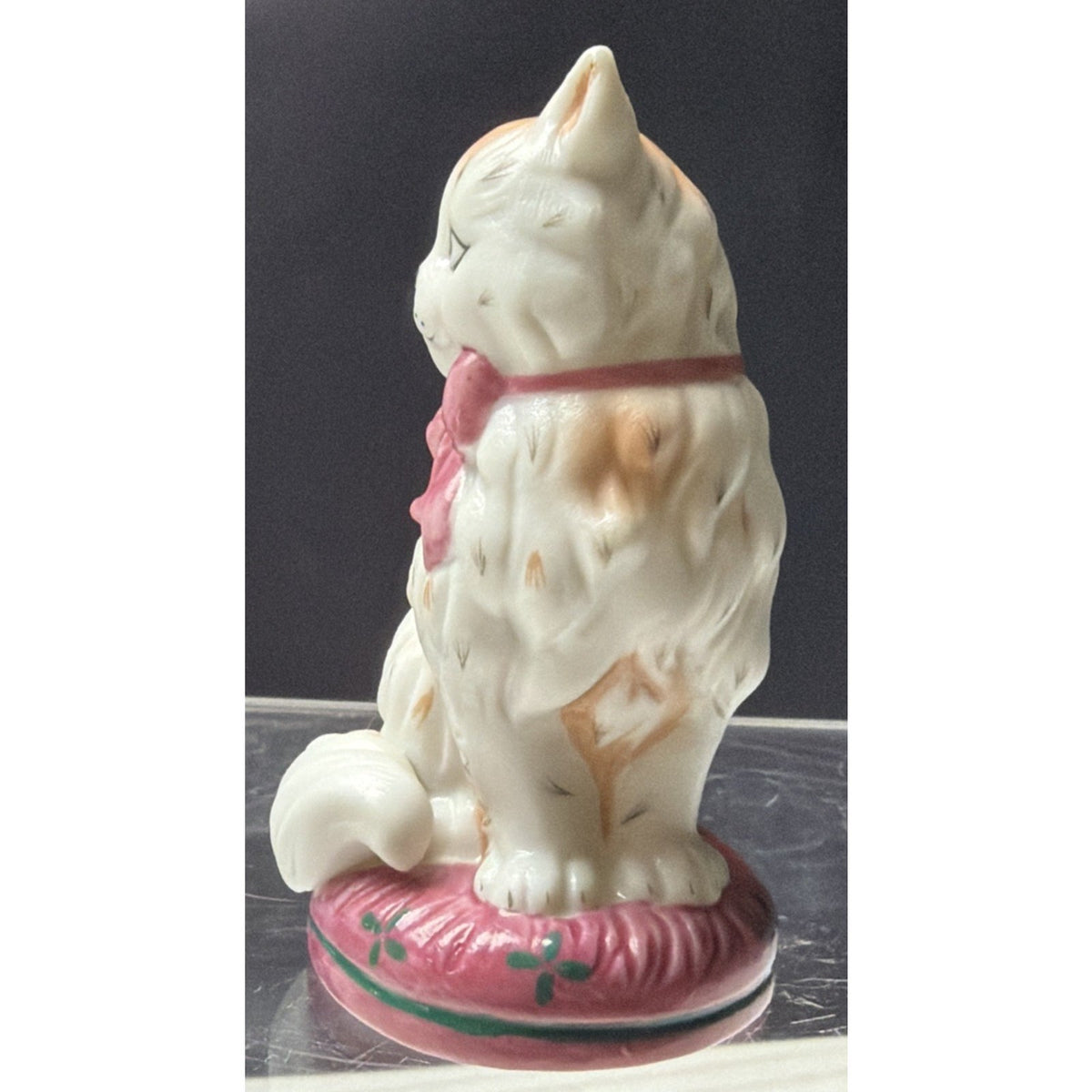 Vintage 1986 Franklin Mint Curio Cabinet Staffordshire Porcelain Cat Pillow