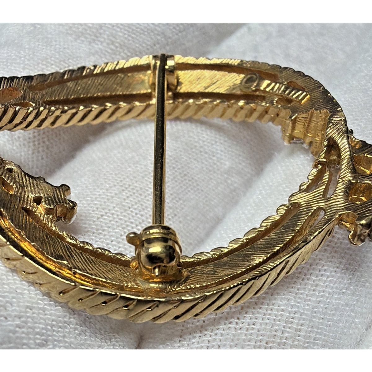 Vintage Van Dell Gold Tone Rhinestone Circle Wreath Brooch Pin