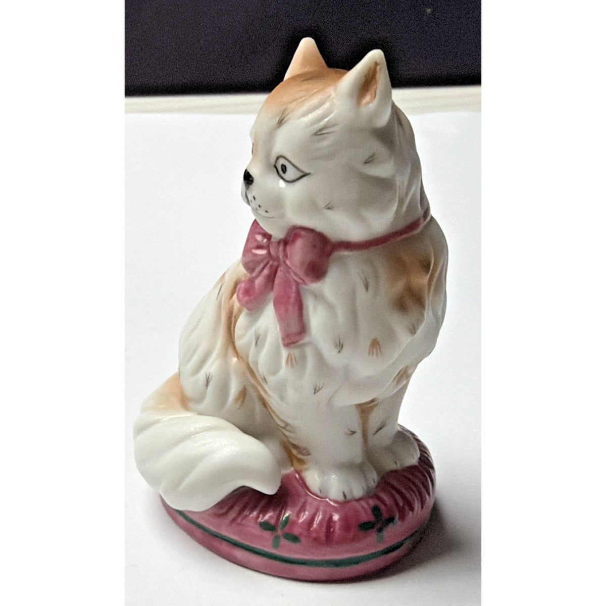 Vintage 1986 Franklin Mint Curio Cabinet Staffordshire Porcelain Cat Pillow