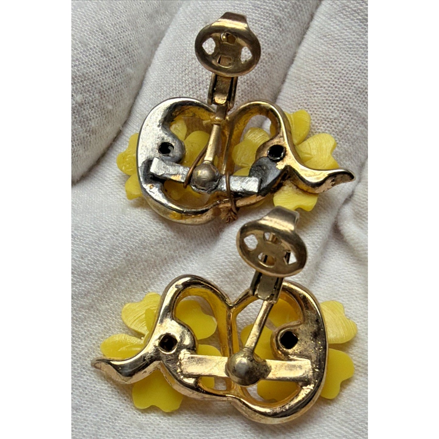 Trifari Yellow Floral Flower Clip On Earrings Rhinestone Center Gold Tone Damage