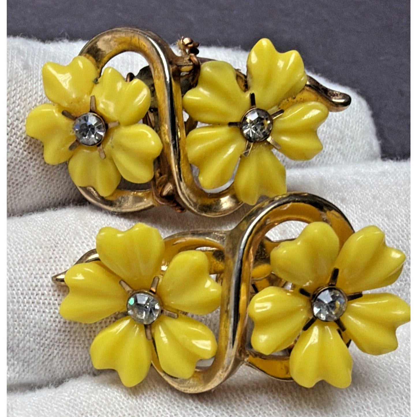 Trifari Yellow Floral Flower Clip On Earrings Rhinestone Center Gold Tone Damage