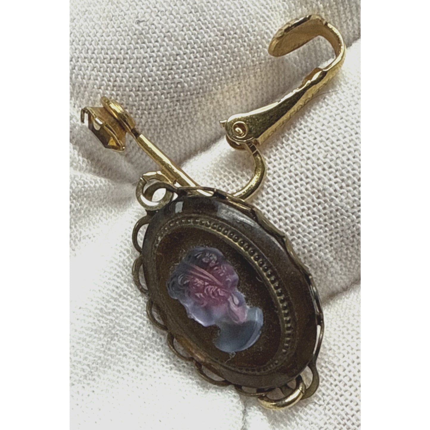 Vintage Juliana D&E Celebrity Glass Intaglio Cameo Clip Earring 1 Only