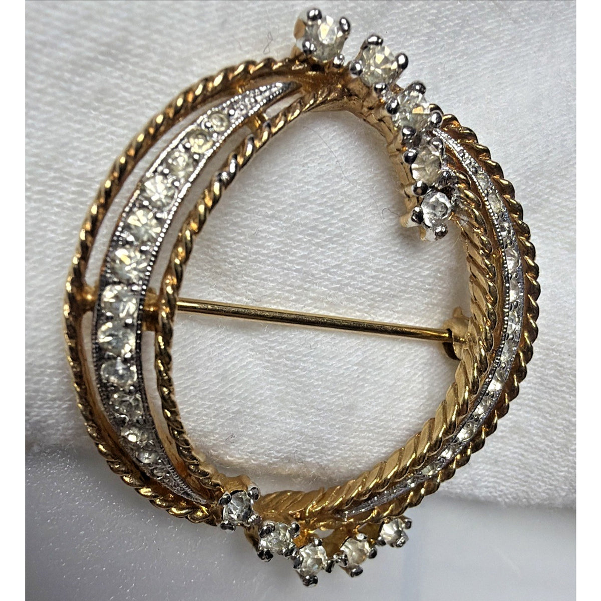 Vintage Van Dell Gold Tone Rhinestone Circle Wreath Brooch Pin