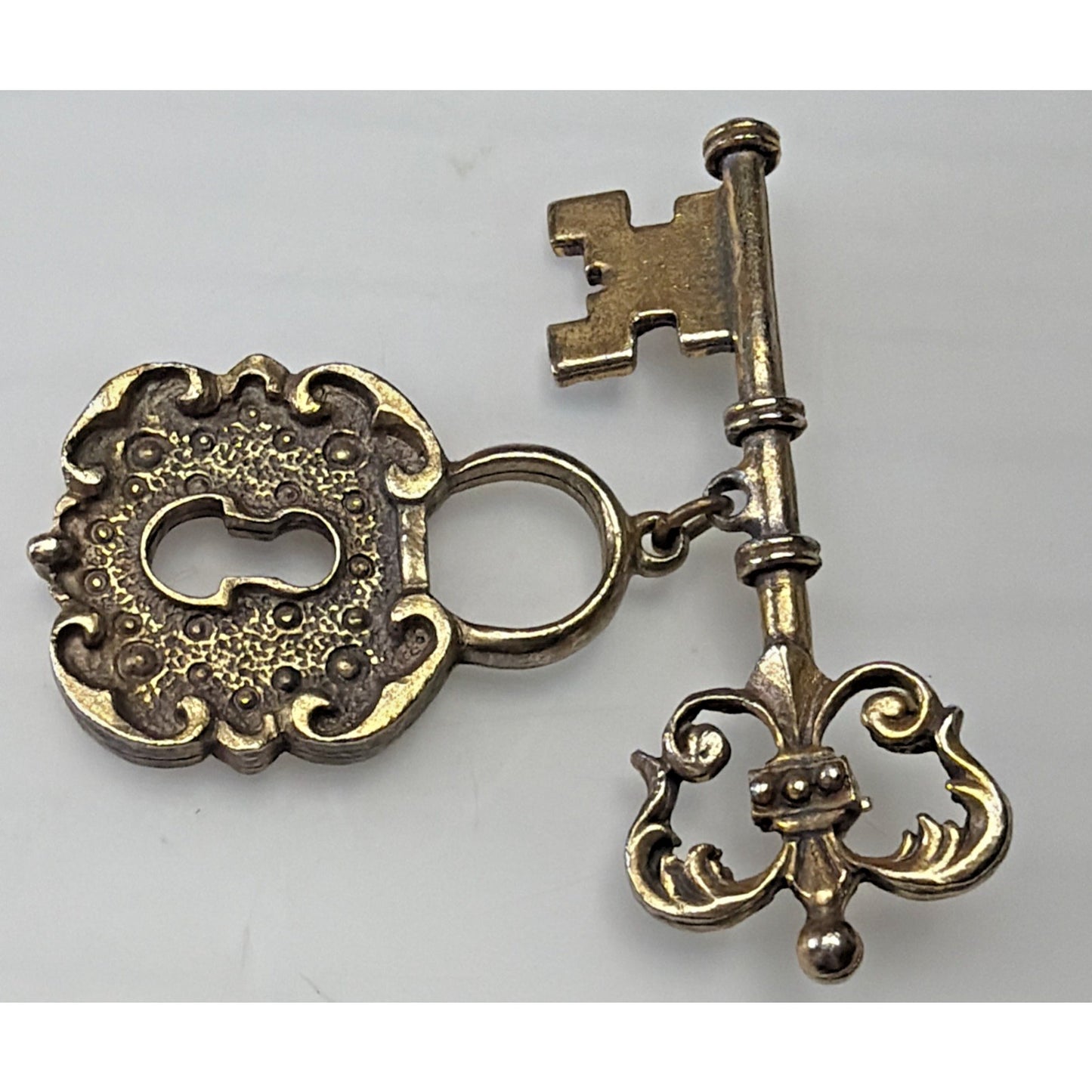 Vintage Bronze Gold Tone Ornate Skeleton Key Brooch Pin Hanging Padlock