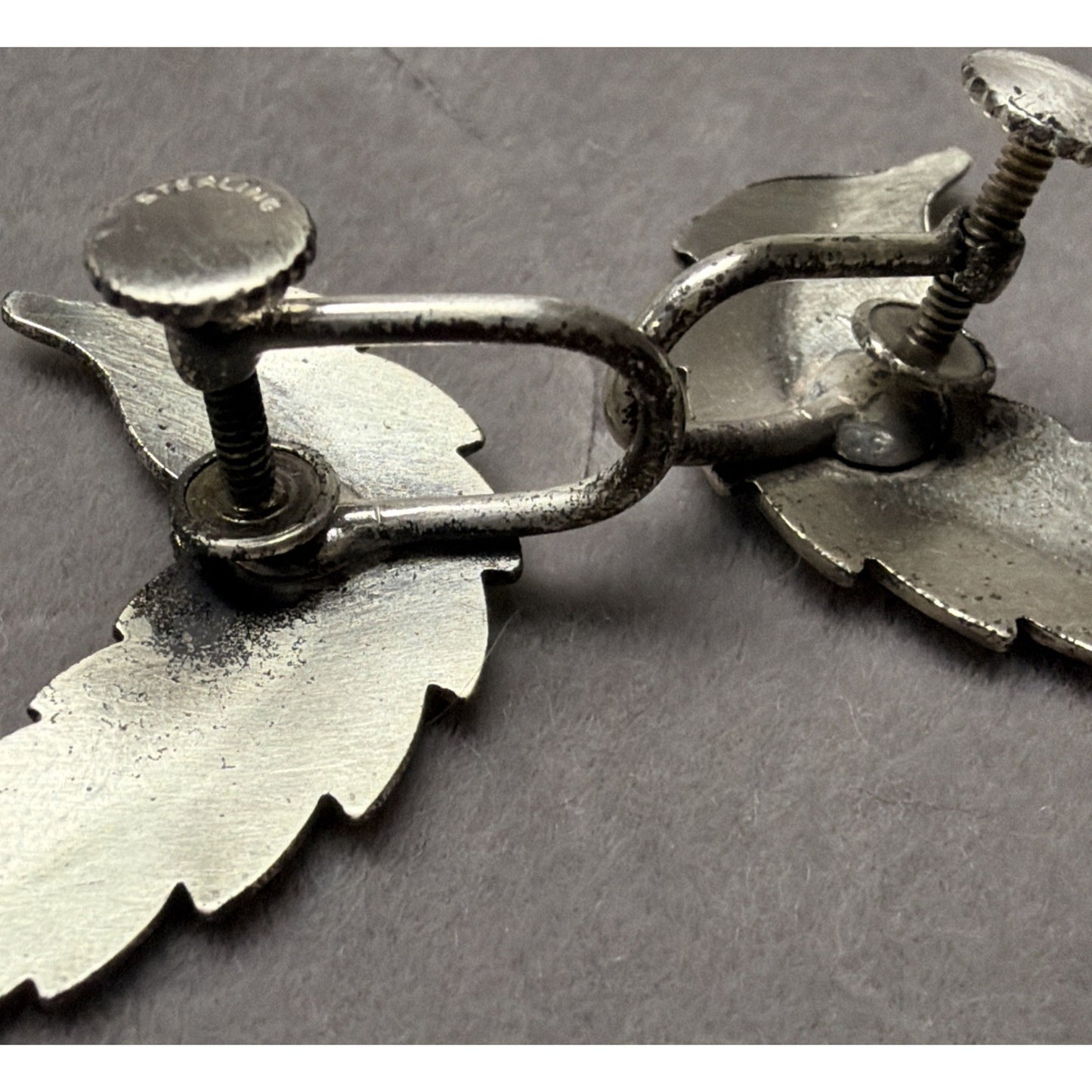 Vtg Bell Trading Post Sterling Silver Leaf Earrings Feathered Screw Back Card