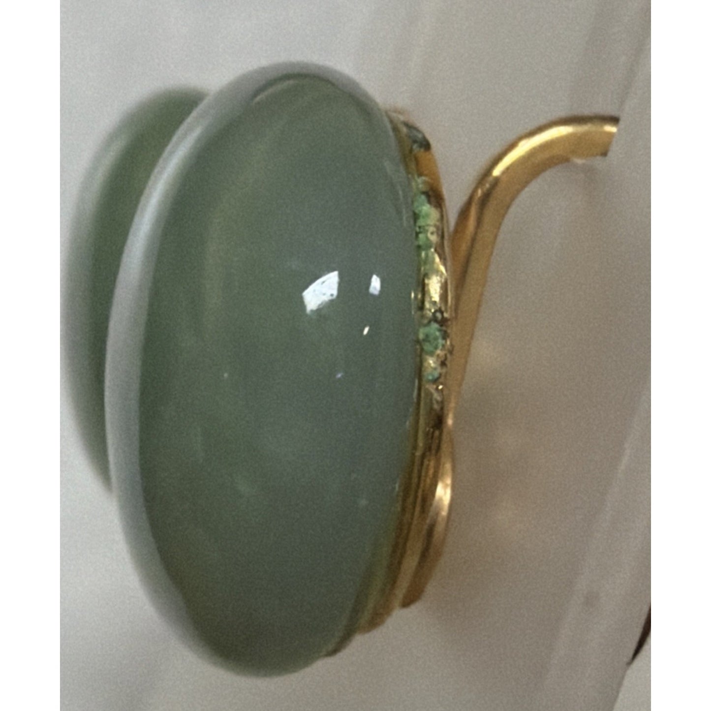 Vintage Crown Trifari Jade Green Glass Cabochon Clip Earrings Gold Tone Round As