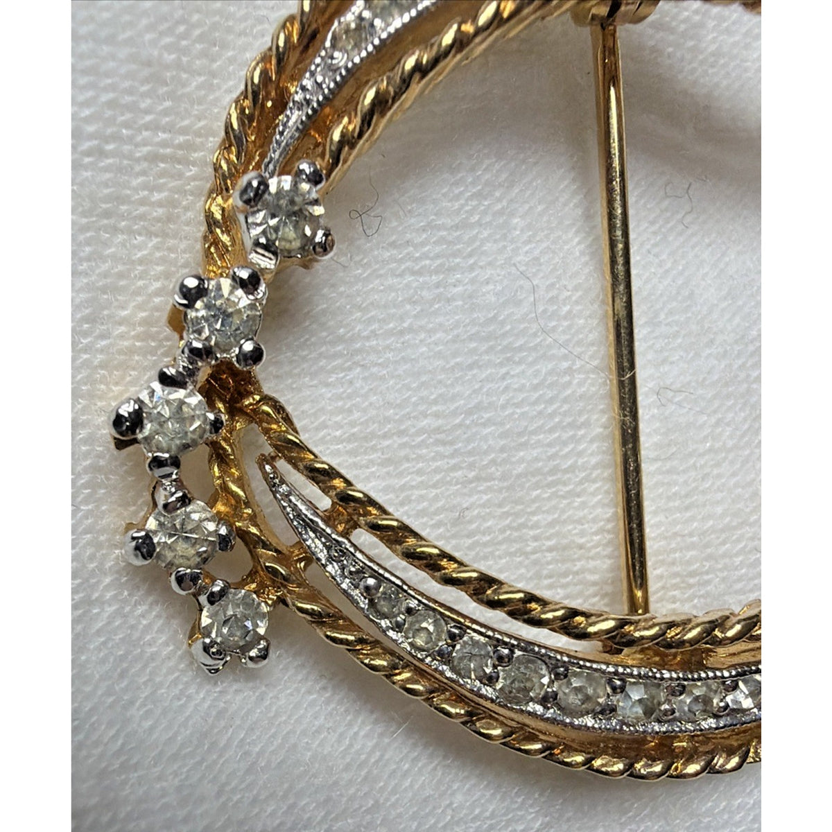 Vintage Van Dell Gold Tone Rhinestone Circle Wreath Brooch Pin