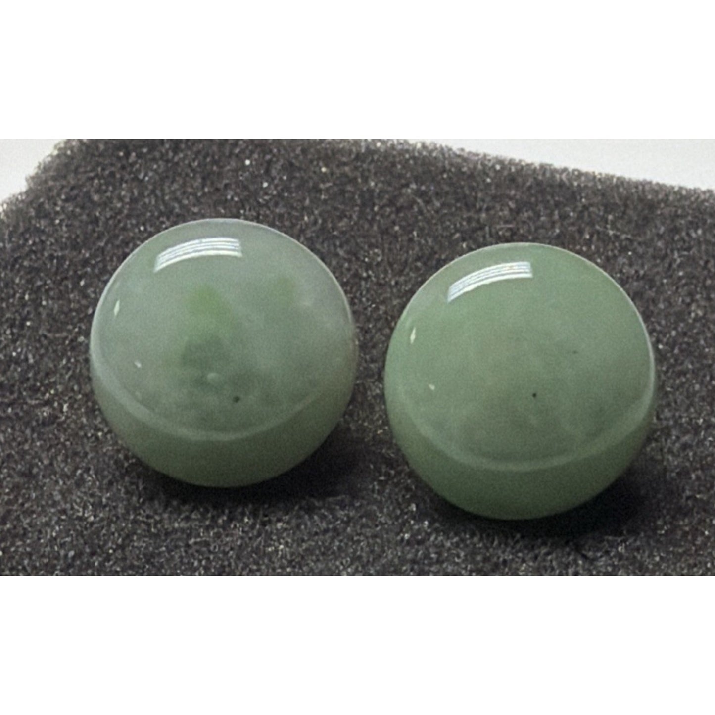 Vintage Crown Trifari Jade Green Glass Cabochon Clip Earrings Gold Tone Round As