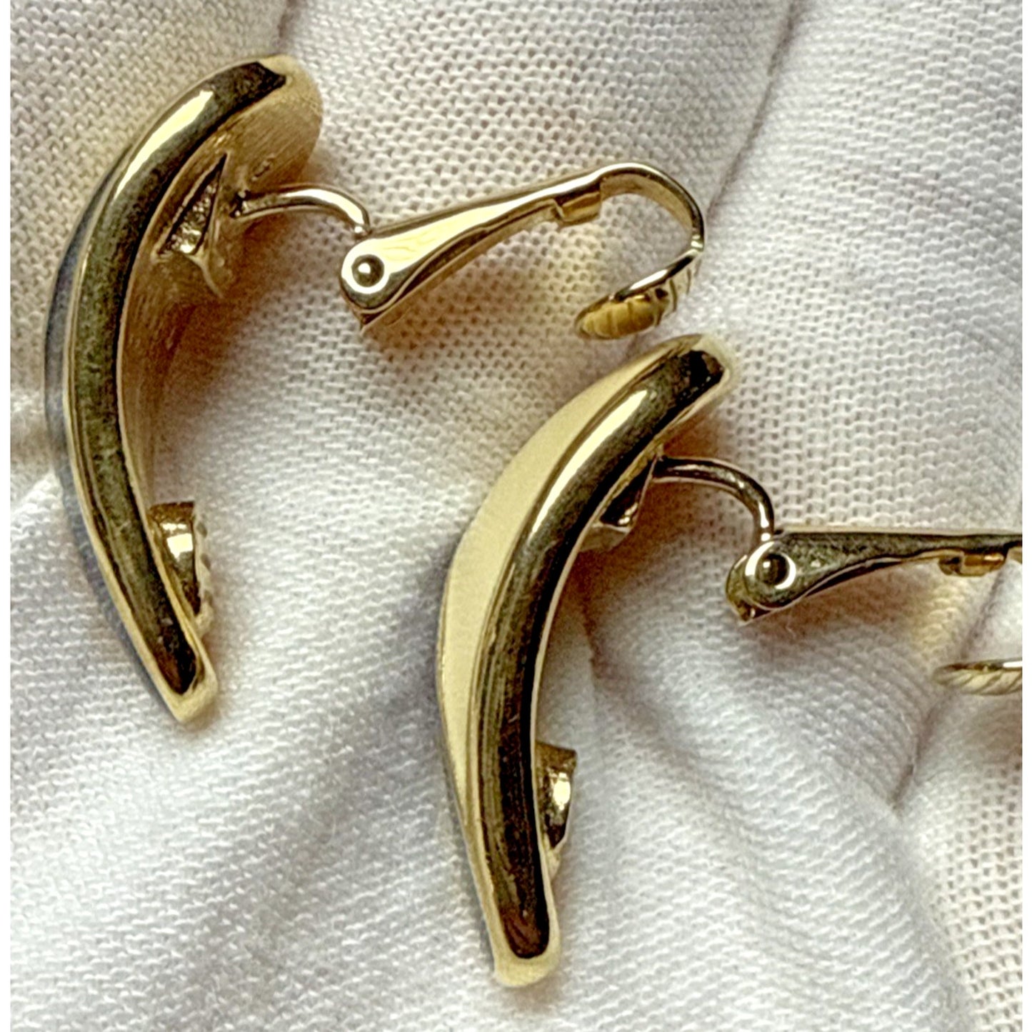 Vintage Crown Trifari Gold Tone Enamel Cream White Navy Blue Clip On Earrings