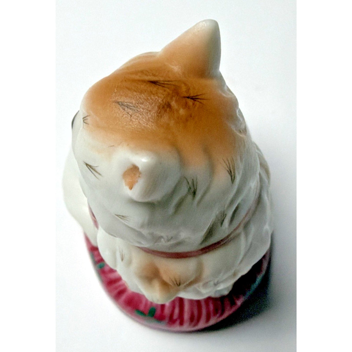 Vintage 1986 Franklin Mint Curio Cabinet Staffordshire Porcelain Cat Pillow