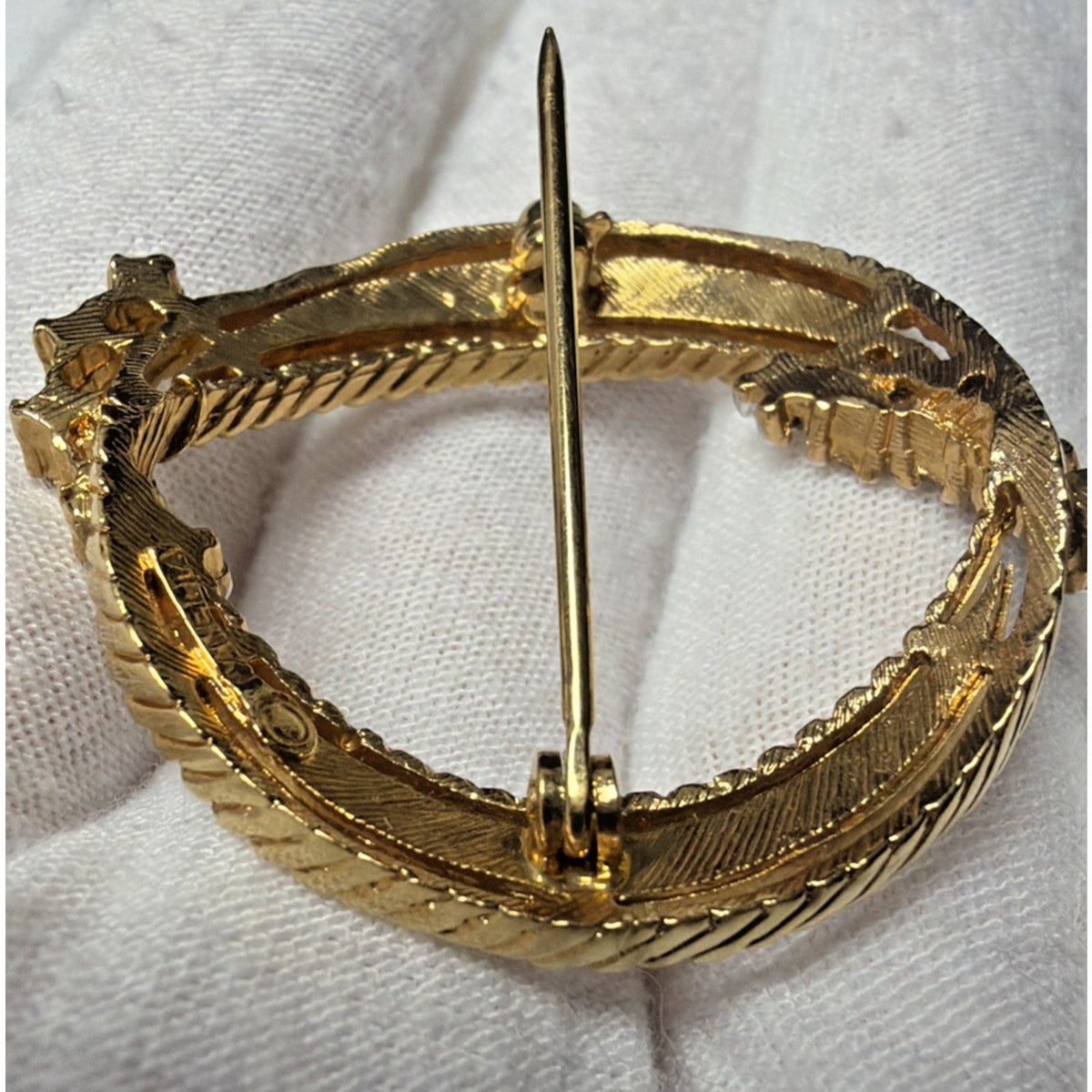 Vintage Van Dell Gold Tone Rhinestone Circle Wreath Brooch Pin