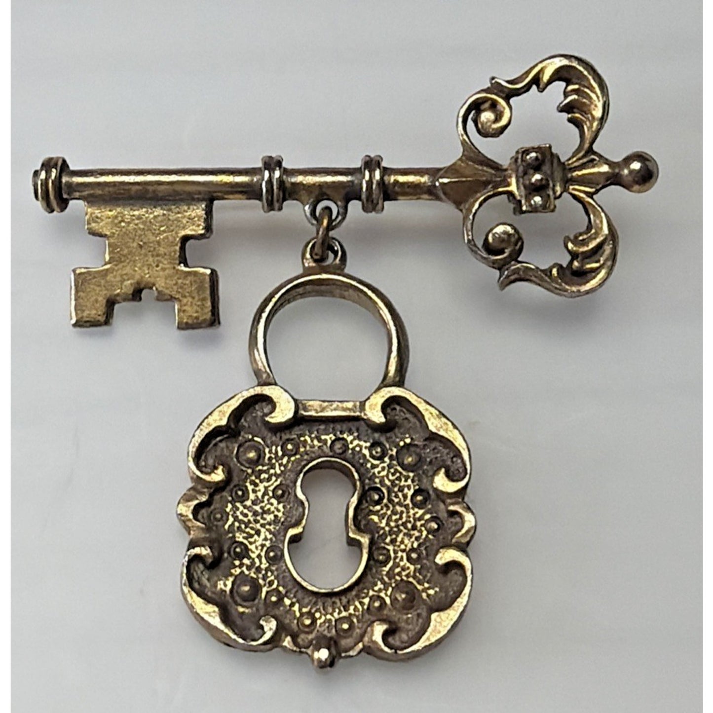 Vintage Bronze Gold Tone Ornate Skeleton Key Brooch Pin Hanging Padlock