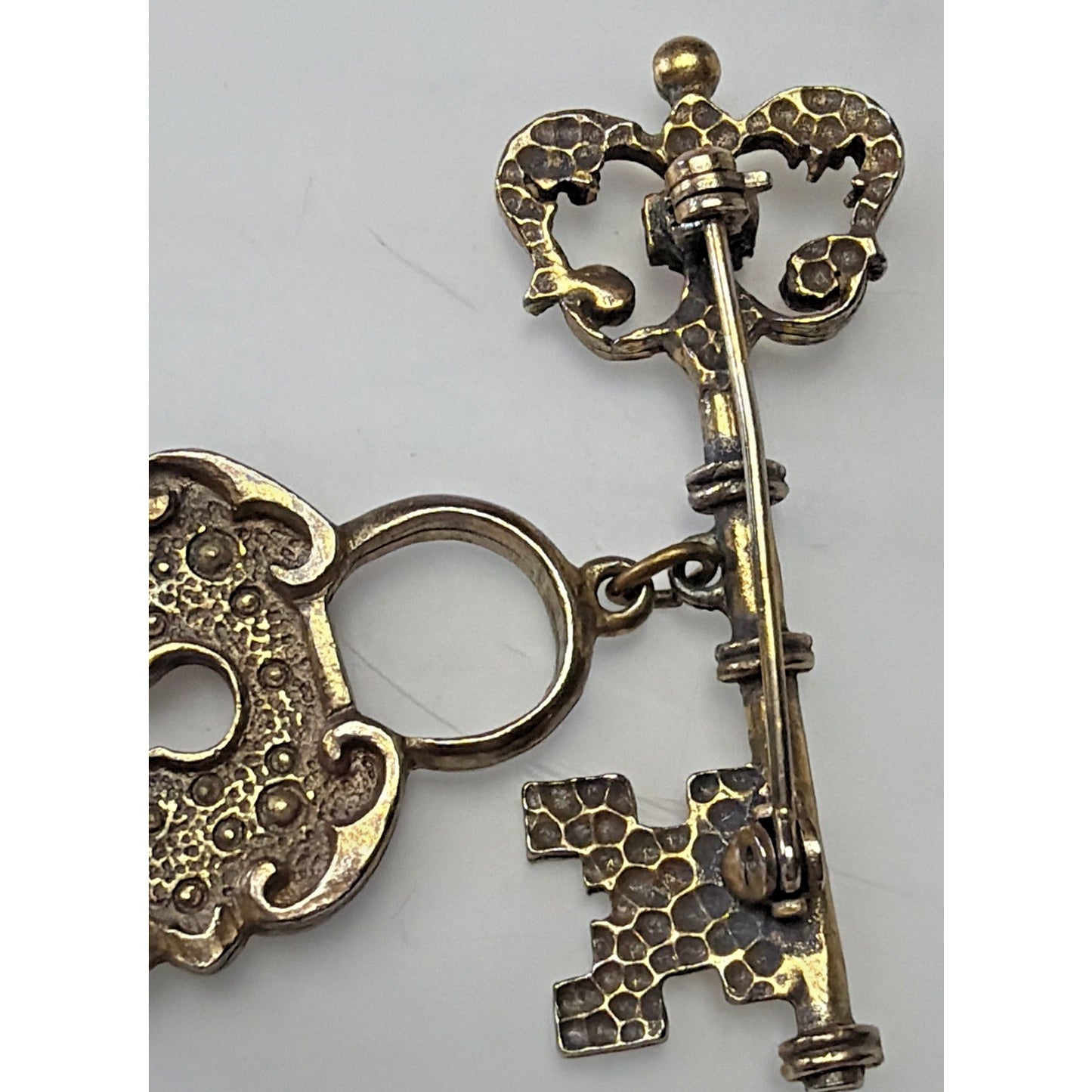 Vintage Bronze Gold Tone Ornate Skeleton Key Brooch Pin Hanging Padlock