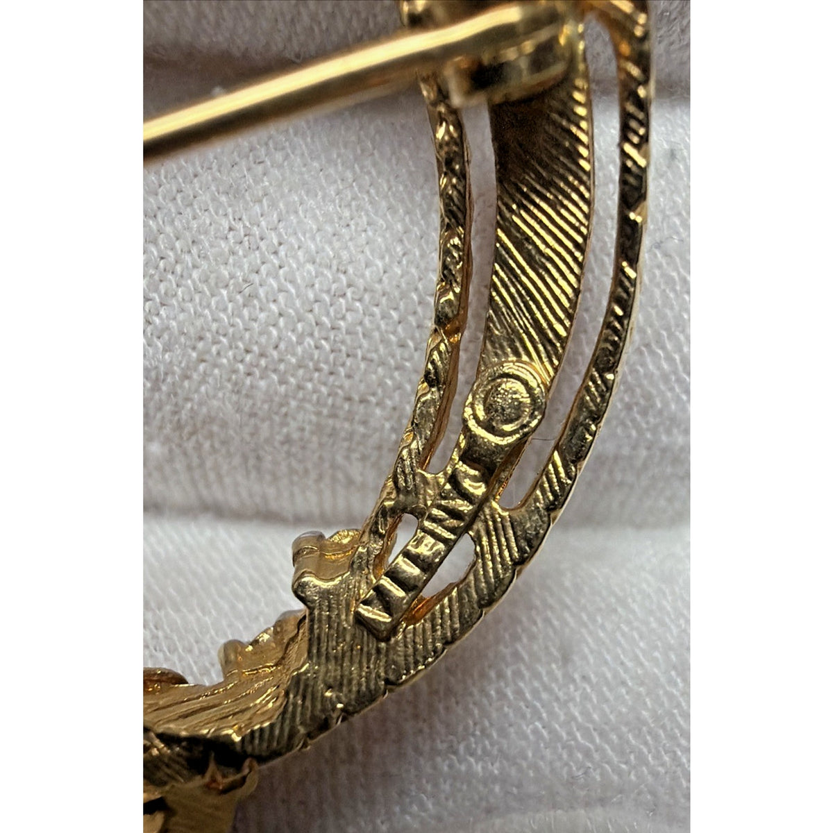 Vintage Van Dell Gold Tone Rhinestone Circle Wreath Brooch Pin