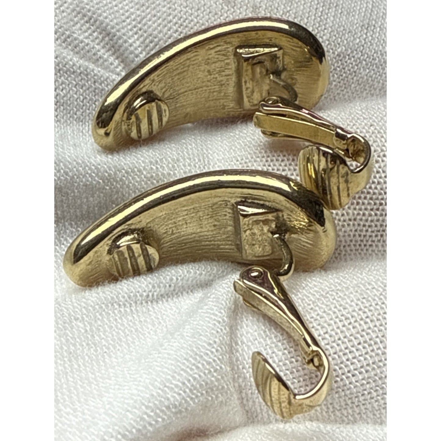 Vintage Crown Trifari Gold Tone Enamel Cream White Navy Blue Clip On Earrings