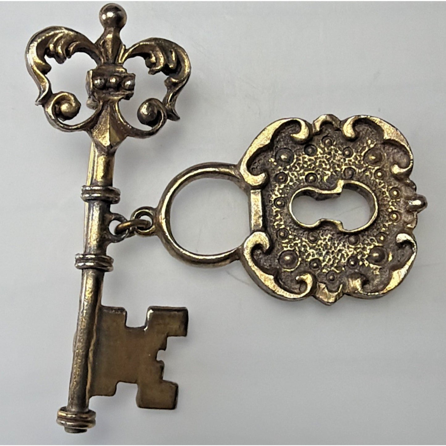 Vintage Bronze Gold Tone Ornate Skeleton Key Brooch Pin Hanging Padlock