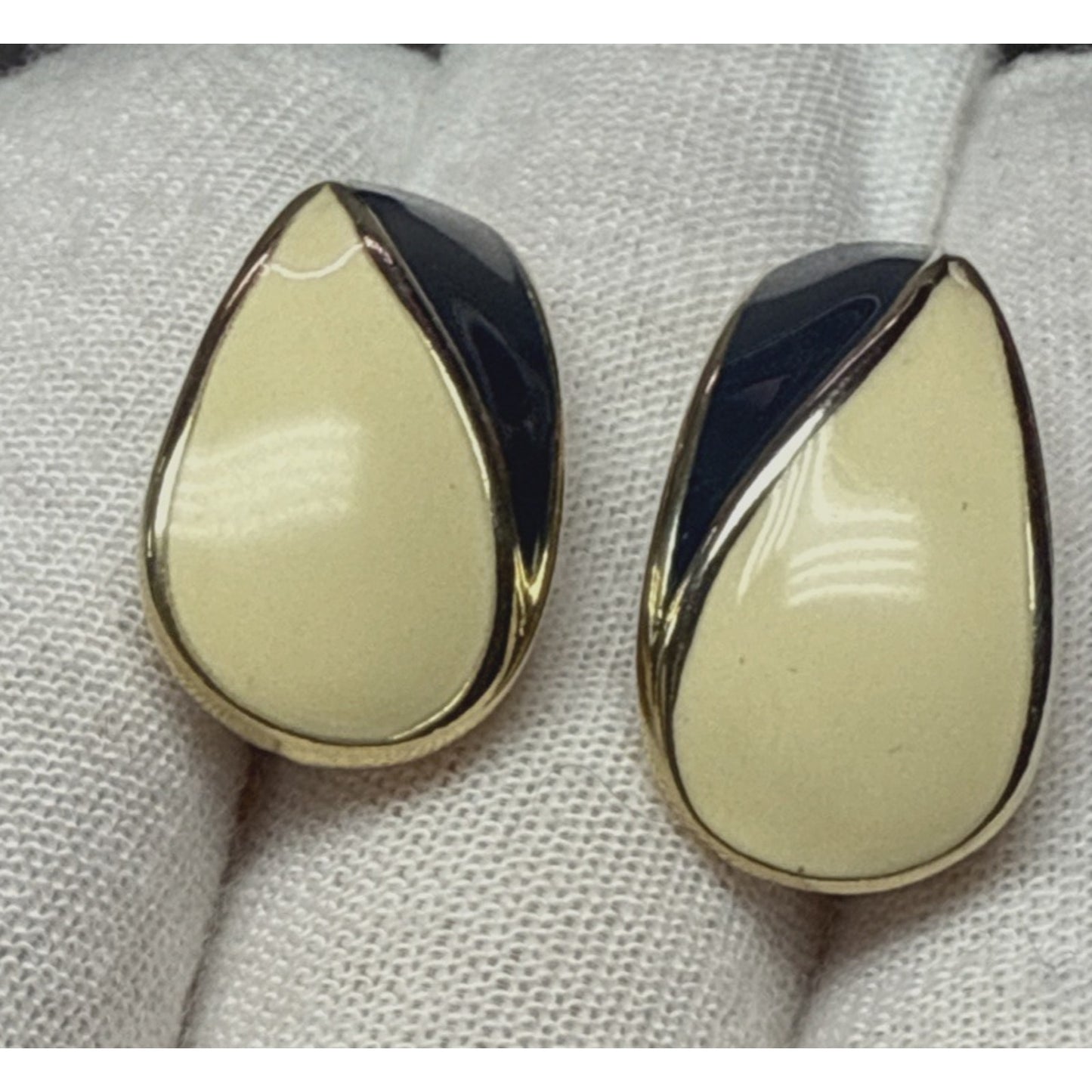 Vintage Crown Trifari Gold Tone Enamel Cream White Navy Blue Clip On Earrings