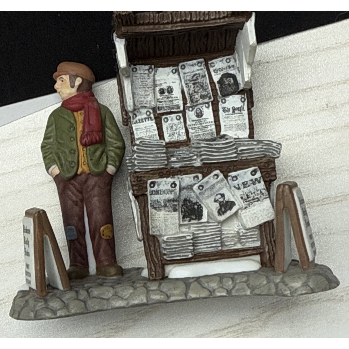 Vtg Lot of 2 Dept 56 London Newspaper Stand Christmas Dickens Village Heritage