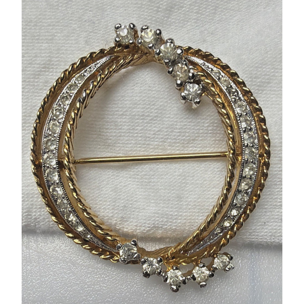 Vintage Van Dell Gold Tone Rhinestone Circle Wreath Brooch Pin