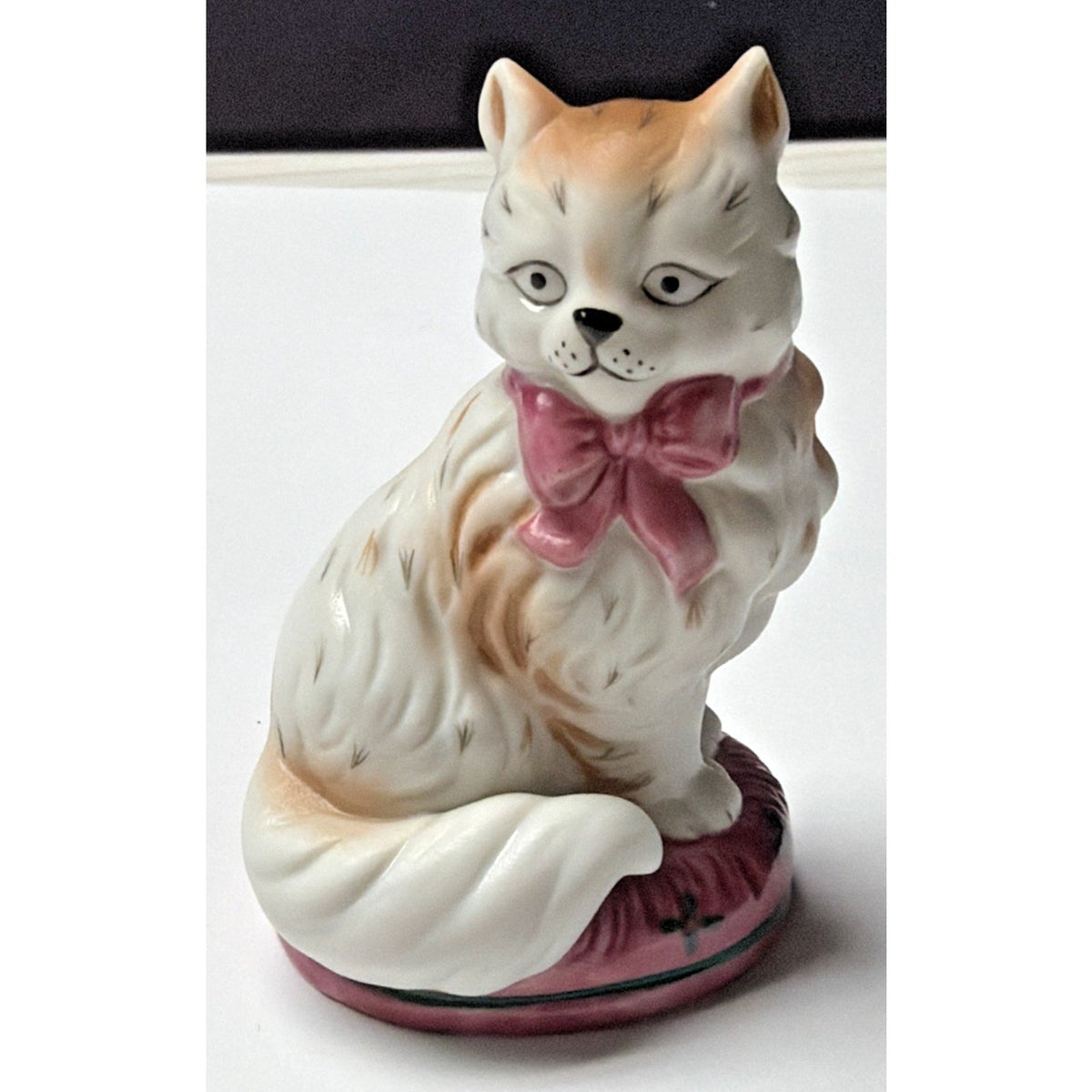 Vintage 1986 Franklin Mint Curio Cabinet Staffordshire Porcelain Cat Pillow