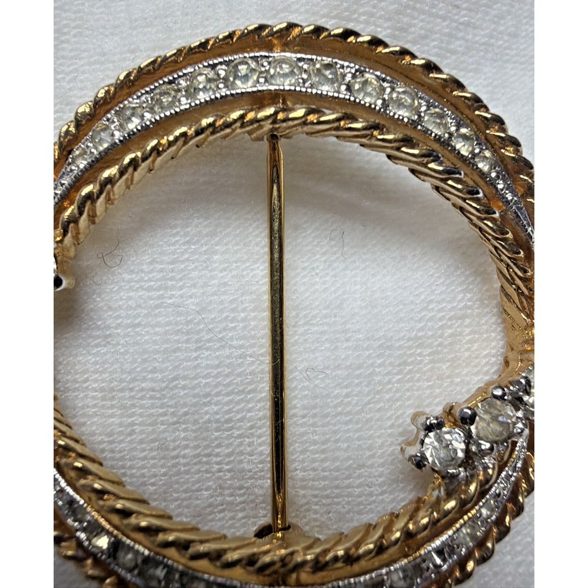 Vintage Van Dell Gold Tone Rhinestone Circle Wreath Brooch Pin