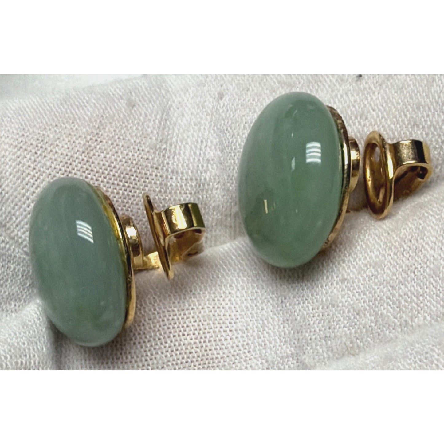 Vintage Crown Trifari Jade Green Glass Cabochon Clip Earrings Gold Tone Round As
