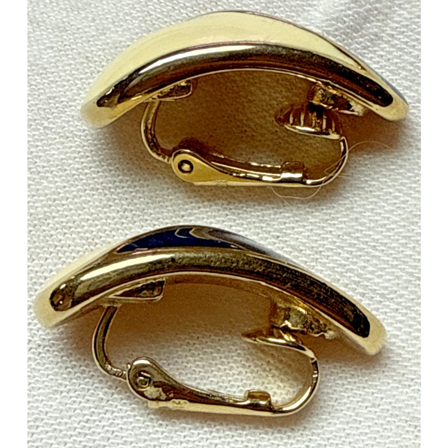 Vintage Crown Trifari Gold Tone Enamel Cream White Navy Blue Clip On Earrings