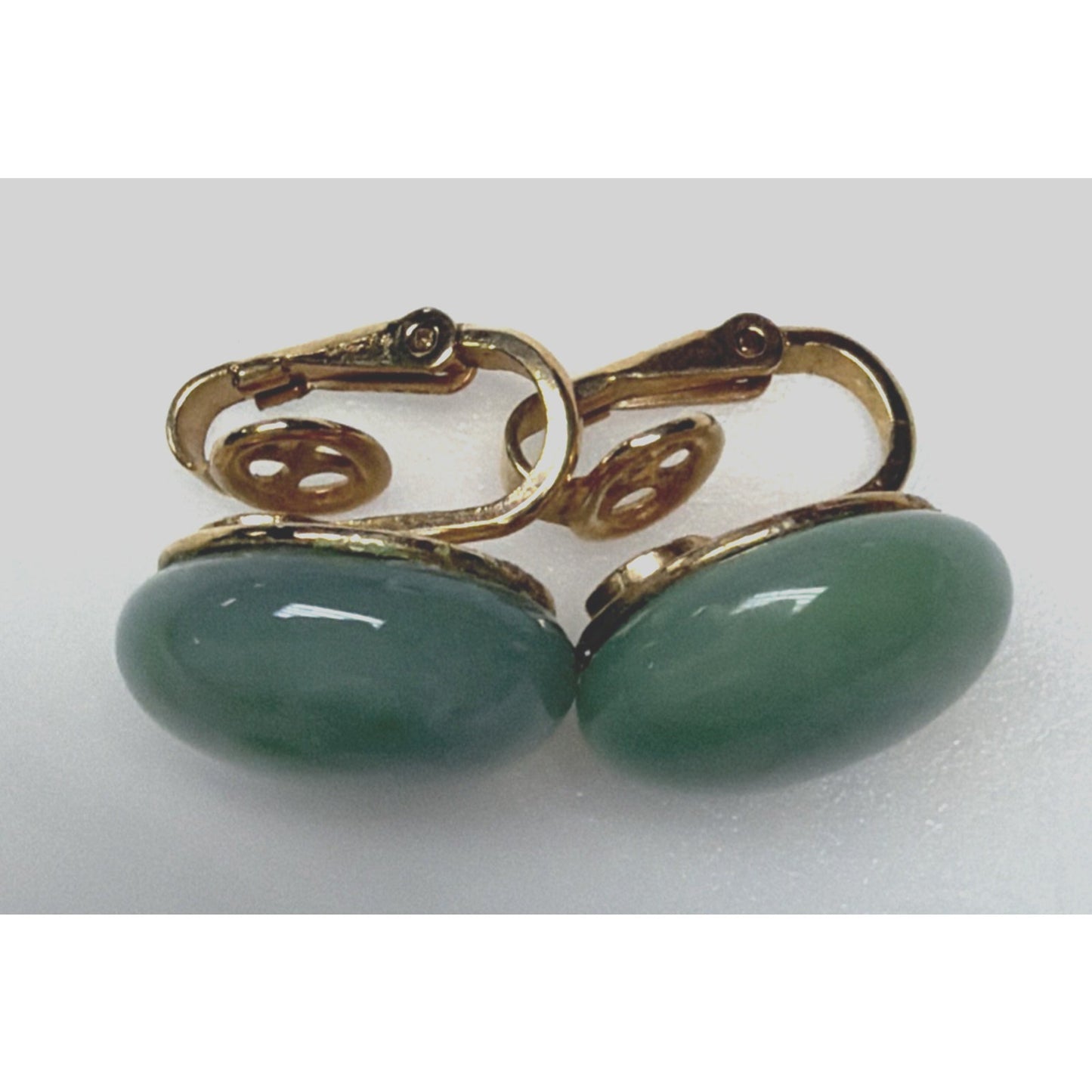 Vintage Crown Trifari Jade Green Glass Cabochon Clip Earrings Gold Tone Round As