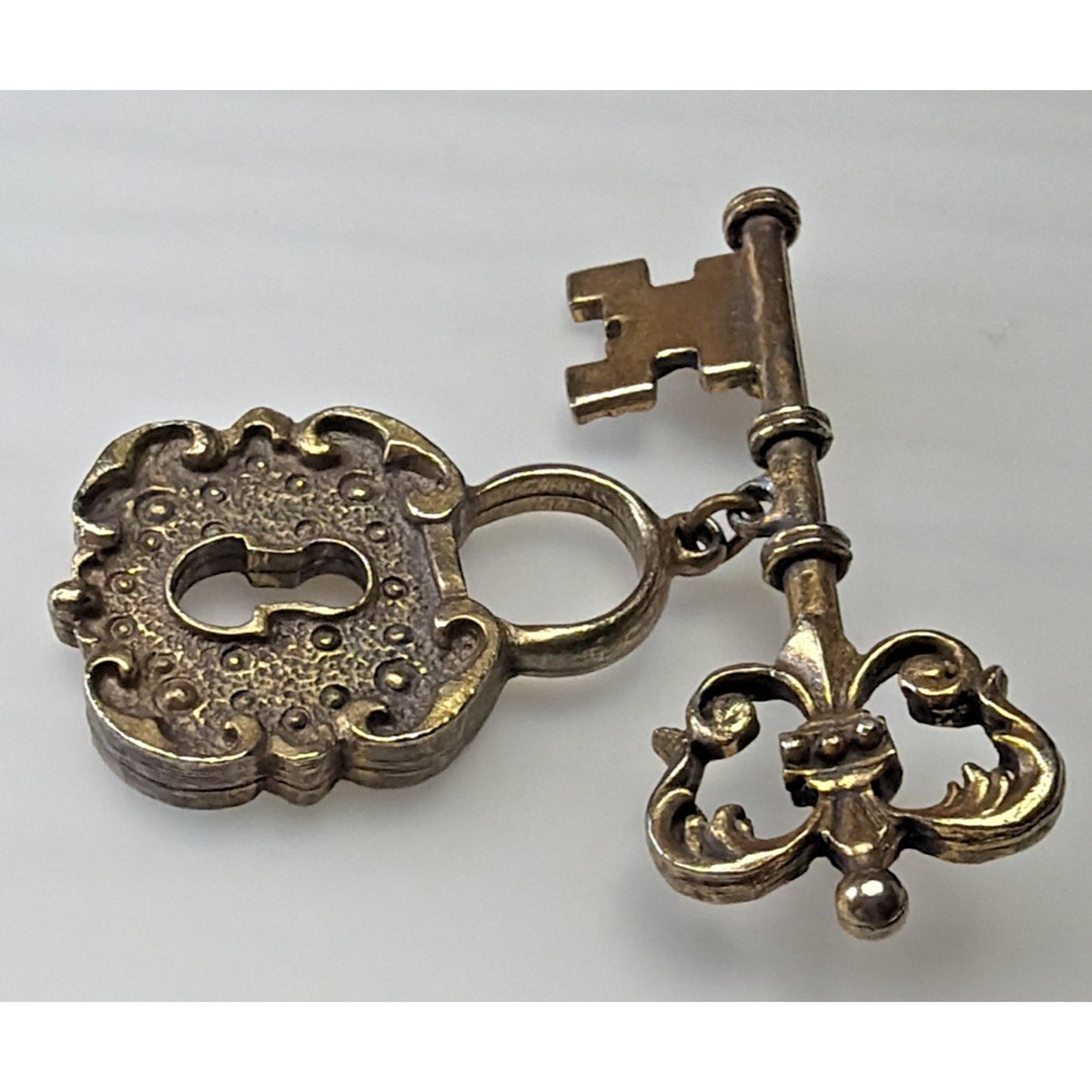 Vintage Bronze Gold Tone Ornate Skeleton Key Brooch Pin Hanging Padlock
