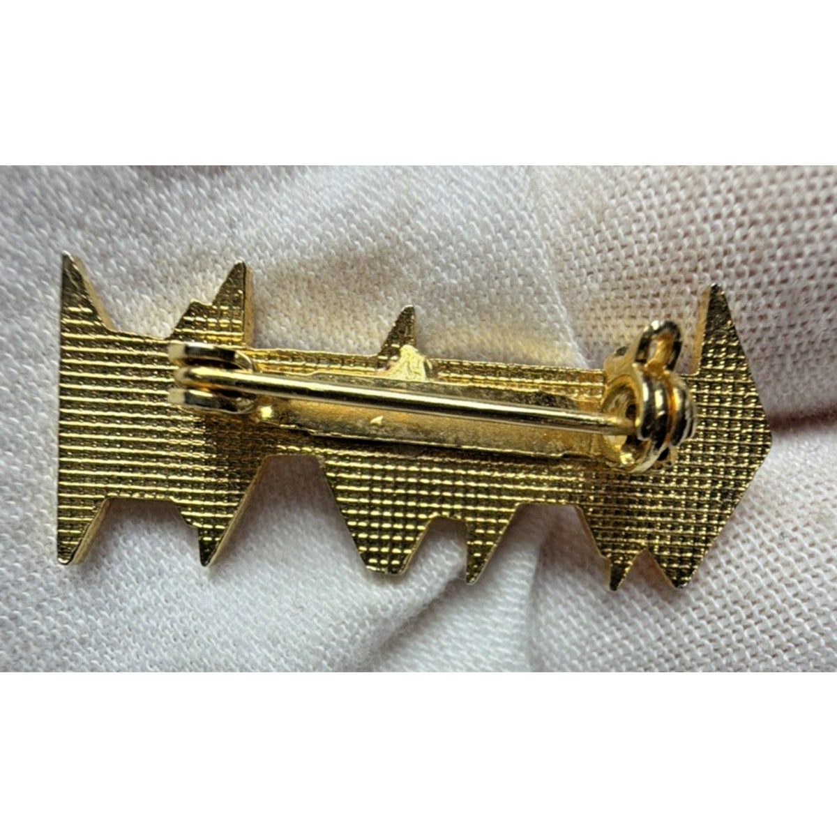 Vintage Def Leppard Gold Tone Enamel Red Badge Button Pin Pinback Heavy Metal