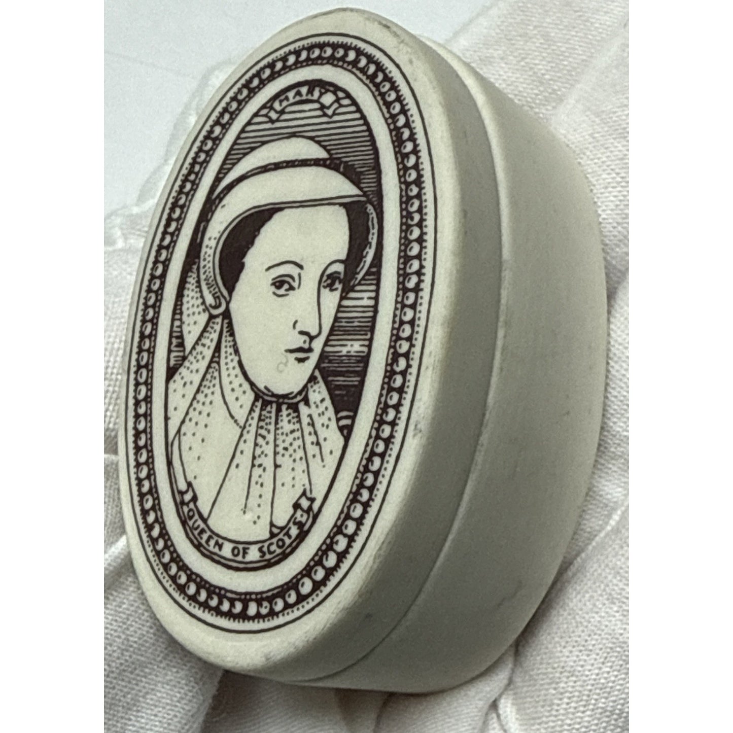 Horizon Porcelain Scotland Queen Mary Scots Trinket Lidded Jewelry Box Read