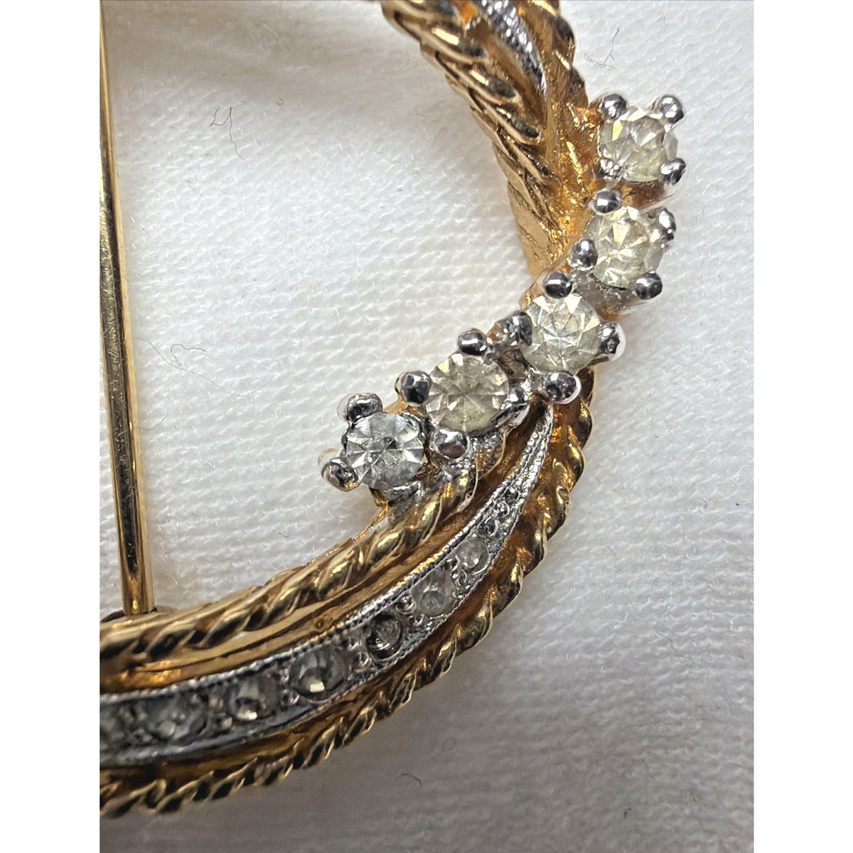 Vintage Van Dell Gold Tone Rhinestone Circle Wreath Brooch Pin