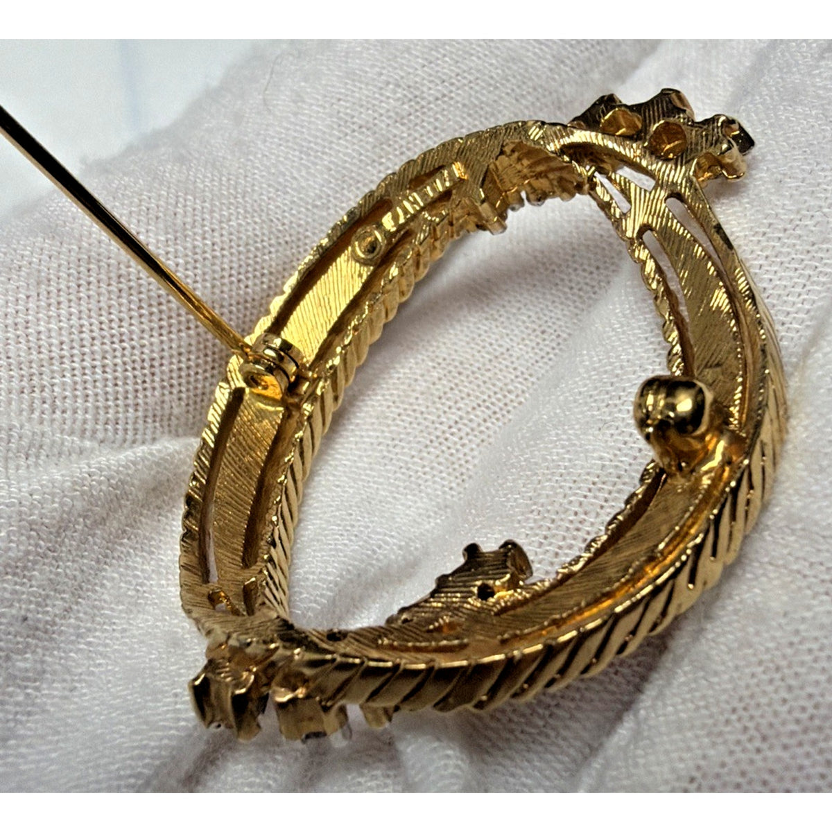 Vintage Van Dell Gold Tone Rhinestone Circle Wreath Brooch Pin