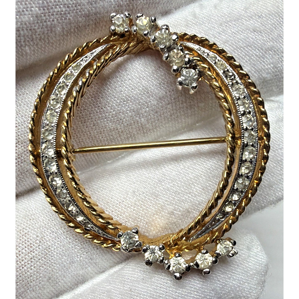 Vintage Van Dell Gold Tone Rhinestone Circle Wreath Brooch Pin