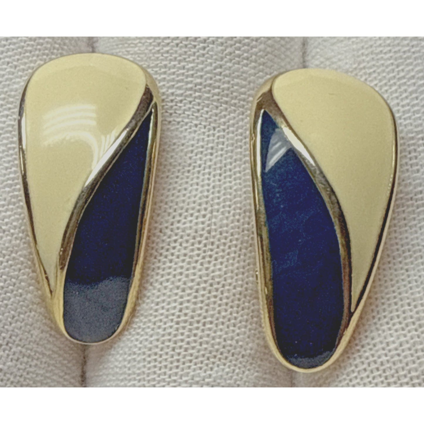 Vintage Crown Trifari Gold Tone Enamel Cream White Navy Blue Clip On Earrings