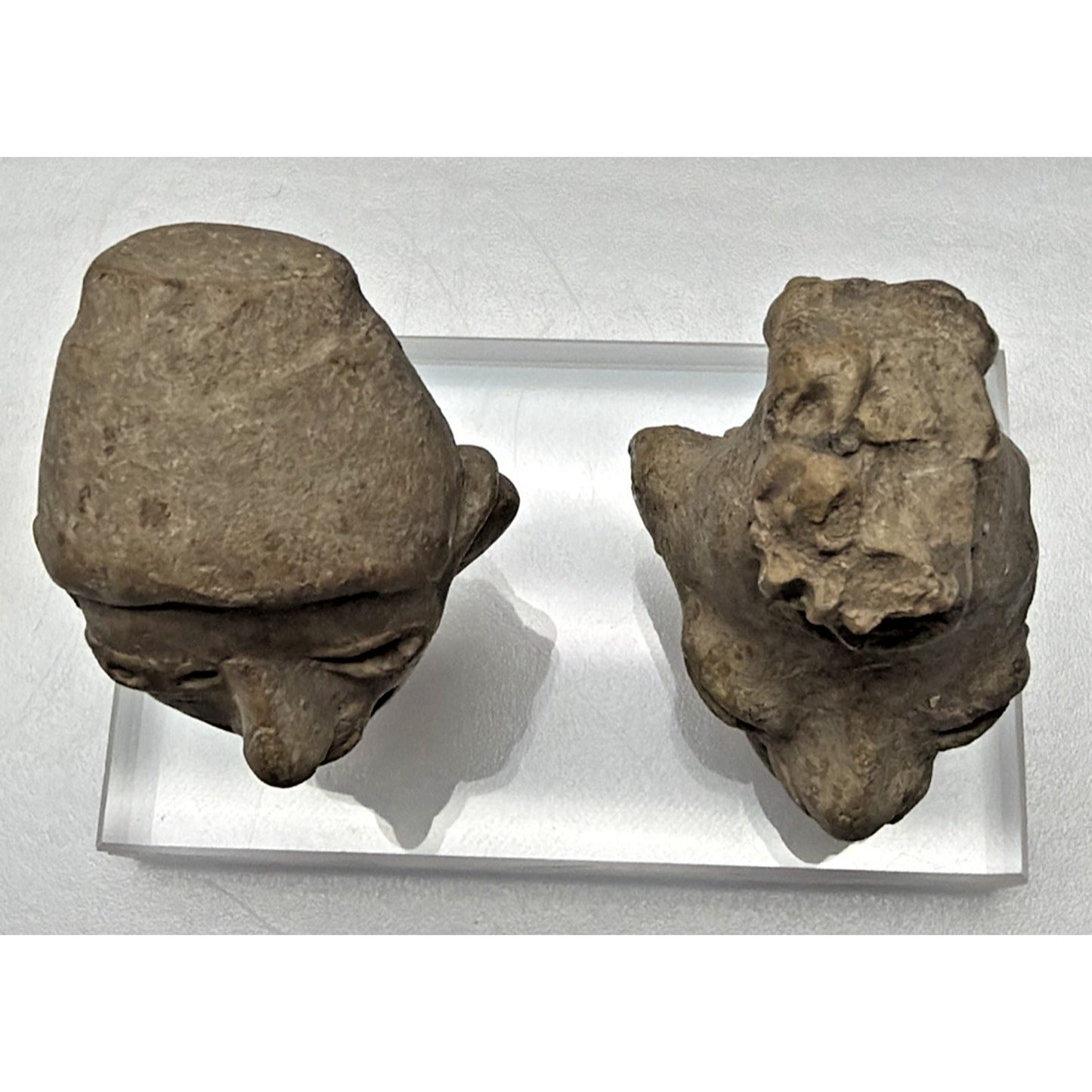 Pre-Columbian Pottery Head Fragment Acrylic Stand Tumaco La Tolita As Is Read