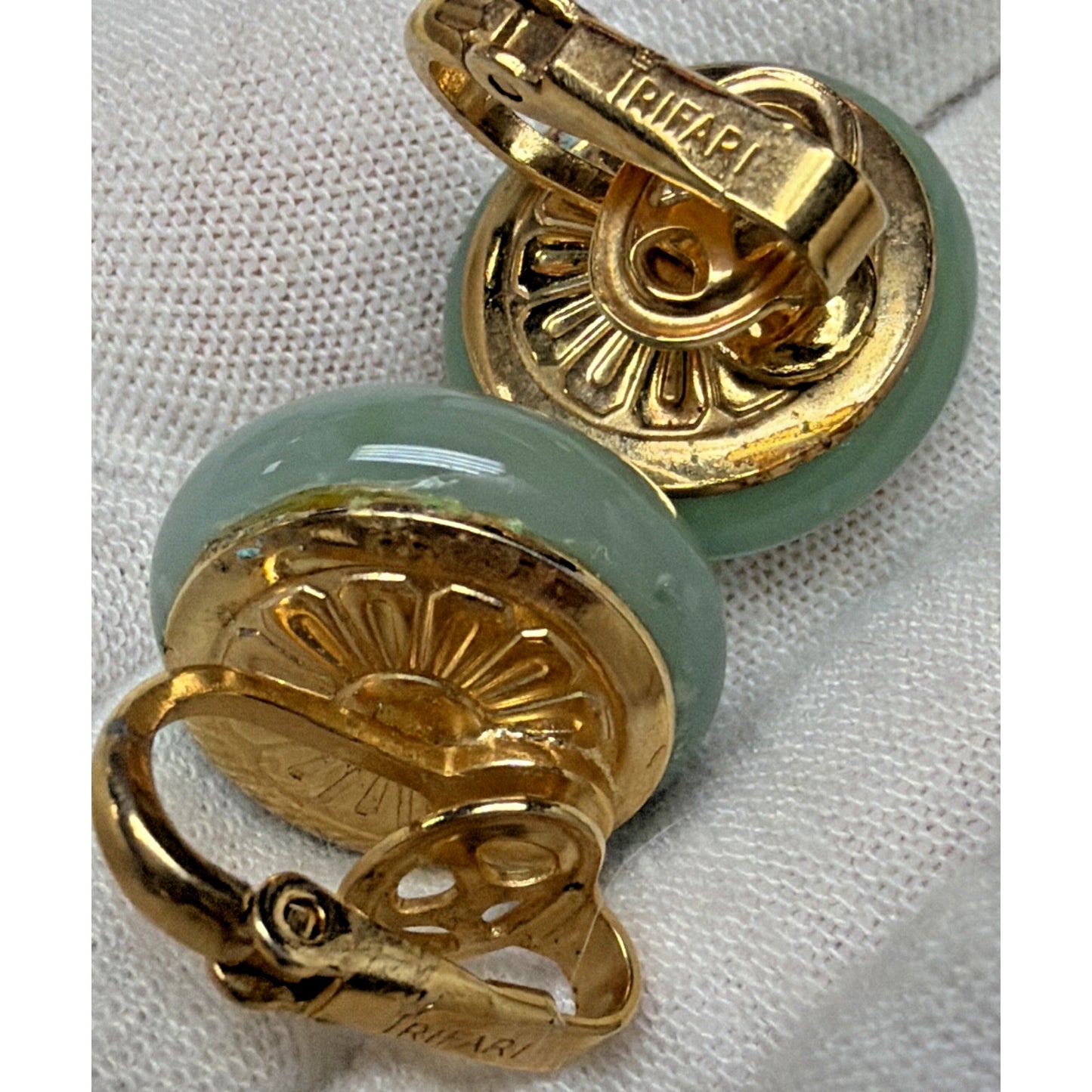 Vintage Crown Trifari Jade Green Glass Cabochon Clip Earrings Gold Tone Round As