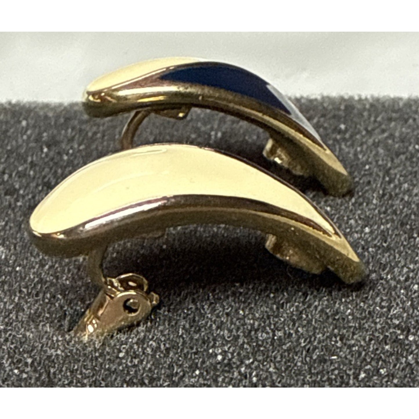 Vintage Crown Trifari Gold Tone Enamel Cream White Navy Blue Clip On Earrings