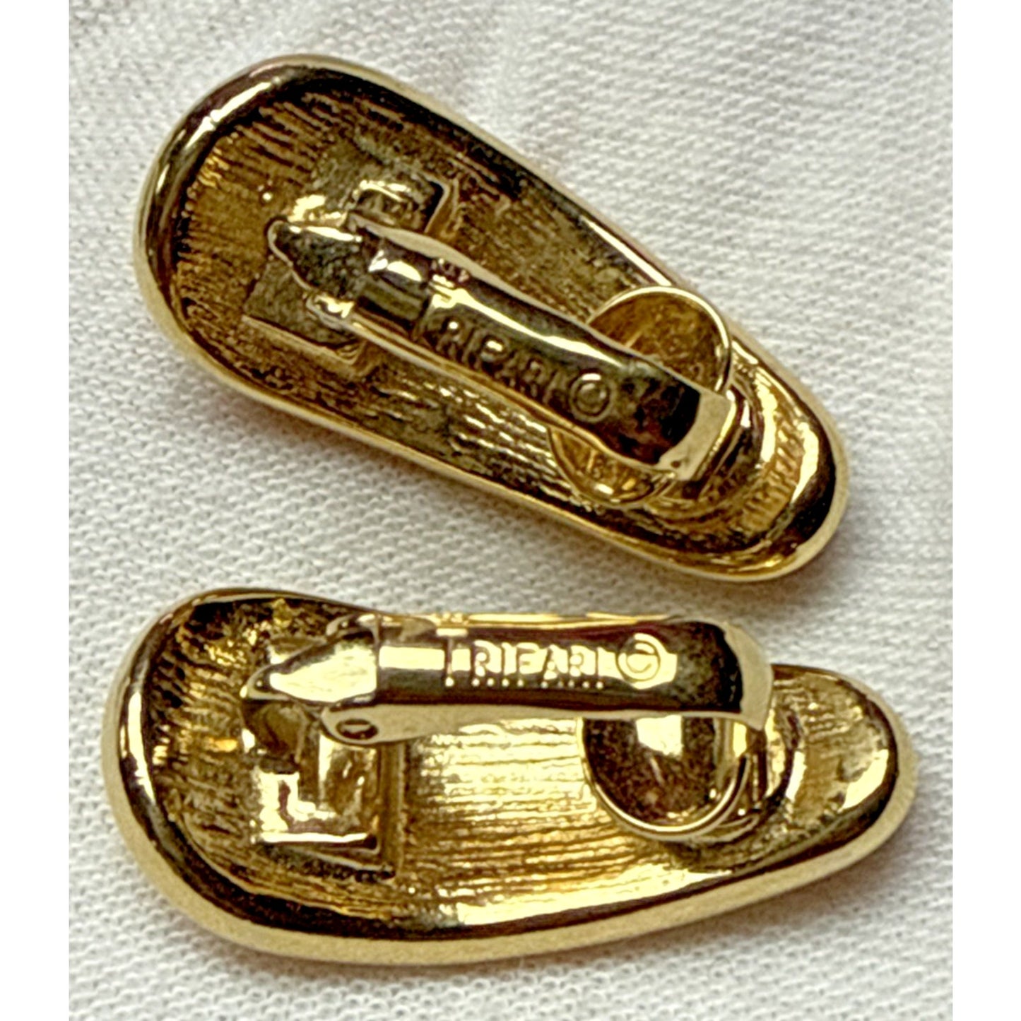 Vintage Crown Trifari Gold Tone Enamel Cream White Navy Blue Clip On Earrings